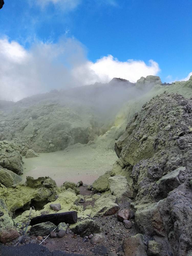 Le guide au bord du cratère